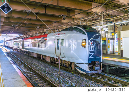 日本の横浜都市景観 成田エクスプレス(先頭車両・戸塚駅に停車中)などを望む 日本の横浜都市景観 成田エクスプレス(先頭車両・戸塚駅に停車中)などを望む 104894553