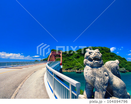 沖縄県。伊計島と宮城島を結ぶ伊計大橋とシーサー。 104894796