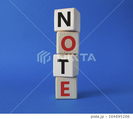 Note symbol. Concept word Note on wooden cubes. Beautiful blue background. Business and Note concept. Copy space. 104895206