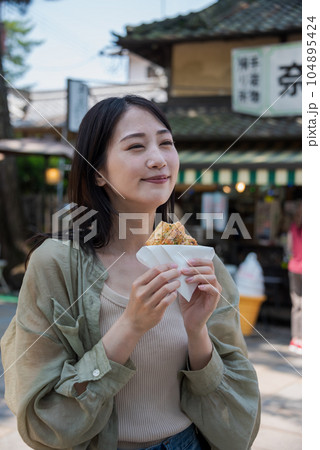 おかきを食べる私服女性 おかきを食べる私服女性 104895424