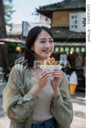 おかきを食べる私服女性 おかきを食べる私服女性 104895425