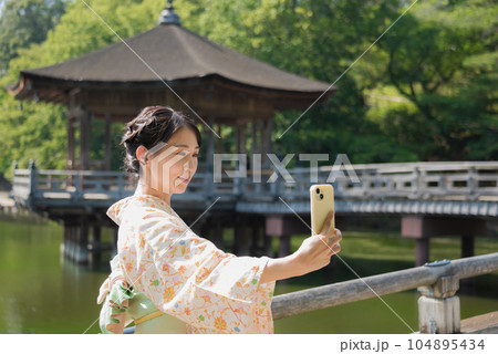 観光地でスマホ自撮りする着物女性 観光地でスマホ自撮りする着物女性 104895434