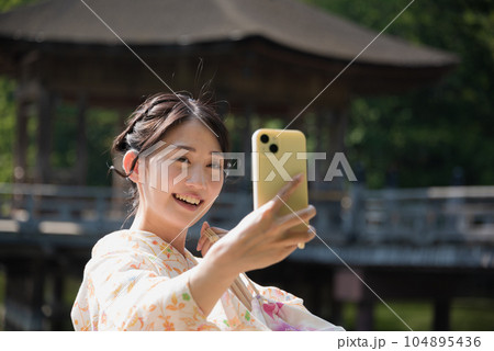 観光地でスマホ自撮りする着物女性 観光地でスマホ自撮りする着物女性 104895436