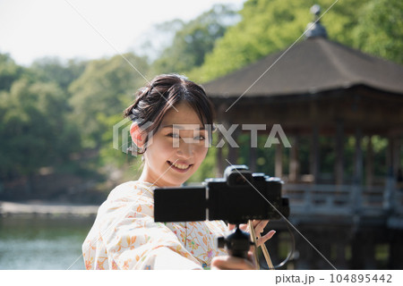 観光地でV-log自撮りする着物女性 104895442