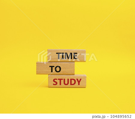 Time to learn symbol. Wooden blocks with words Time to learn. Beautiful yellow background. Business and Time to learn concept. Copy space. Time to learn symbol. Wooden blocks with words Time to learn. Beautiful yellow background. Business and Time to learn concept. Copy space. 104895652