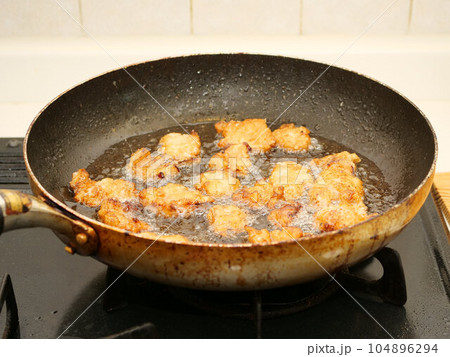 スライスしたタコの唐揚げ スライスしたタコの唐揚げ 104896294