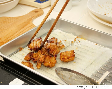 スライスしたタコの唐揚げ 104896296