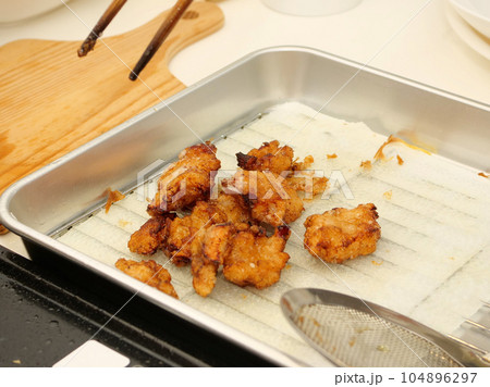 スライスしたタコの唐揚げ 104896297