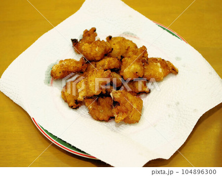 スライスしたタコの唐揚げ スライスしたタコの唐揚げ 104896300