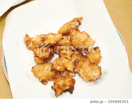 スライスしたタコの唐揚げ 104896301
