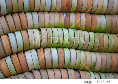 積み重ねられた鉢植えの壁 104896311