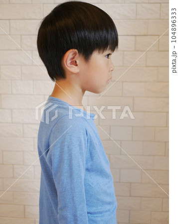 横から見た姿勢が良い男の子 104896333