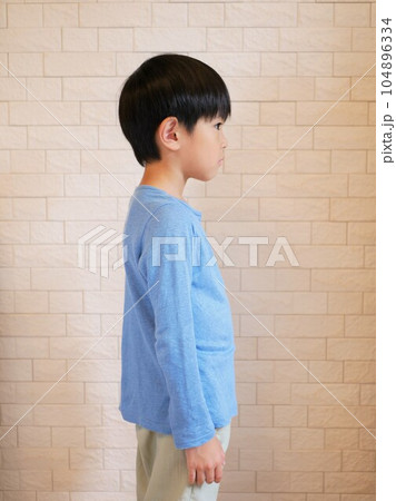 横から見た姿勢の良い男の子 横から見た姿勢の良い男の子 104896334