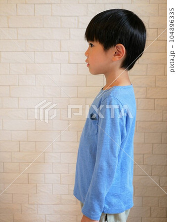 素人 息子 横 横から見た姿が良い男の子の写真素材 [104896335] - PIXTA