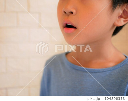 お口ポカンの男の子の横顔 104896338