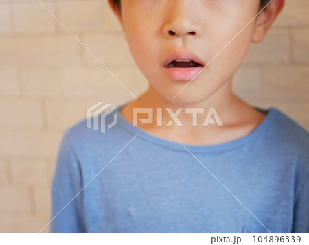 お口ポカンの男の子の正面顔 104896339