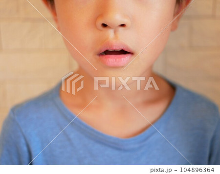 お口ポカンの男の子の正面顔 お口ポカンの男の子の正面顔 104896364