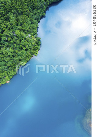 夏のオコタンペ湖を空撮（真俯瞰） 104896380