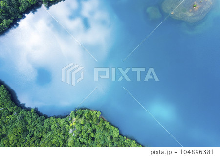 夏のオコタンペ湖を空撮（真俯瞰） 104896381