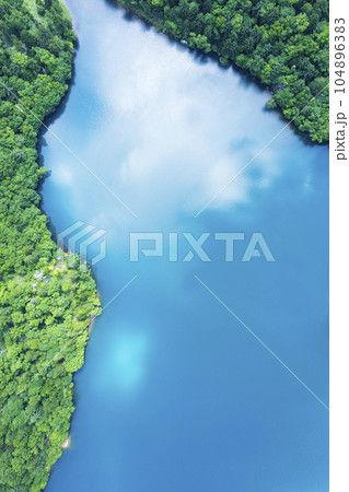 夏のオコタンペ湖を空撮(真俯瞰) 夏のオコタンペ湖を空撮(真俯瞰) 104896383