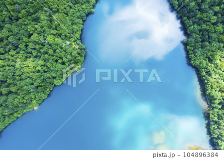 夏のオコタンペ湖を空撮（真俯瞰） 104896384