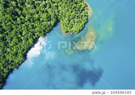 夏のオコタンペ湖を空撮（真俯瞰） 104896385