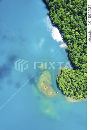 夏のオコタンペ湖を空撮（真俯瞰） 104896386