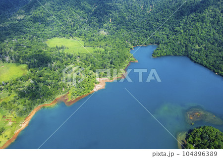 夏のオコタンペ湖を空撮 夏のオコタンペ湖を空撮 104896389