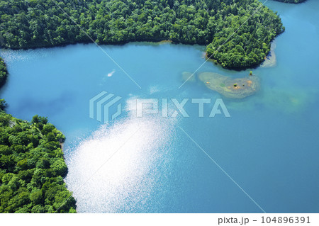 夏のオコタンペ湖を空撮 104896391