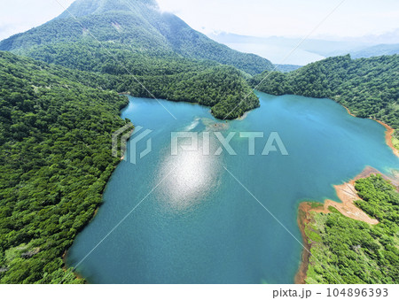 夏のオコタンペ湖を空撮 104896393