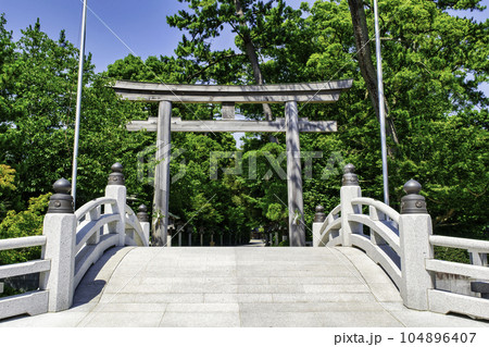 神奈川県 寒川町 寒川神社 神池橋と三の鳥居 神奈川県 寒川町 寒川神社 神池橋と三の鳥居 104896407