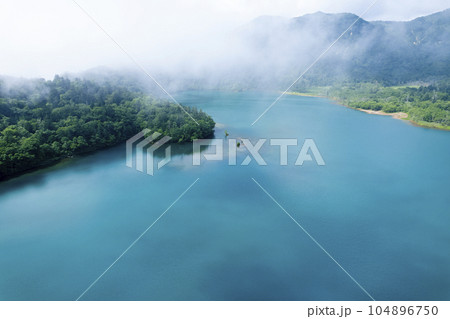 夏のオコタンペ湖を空撮 104896750
