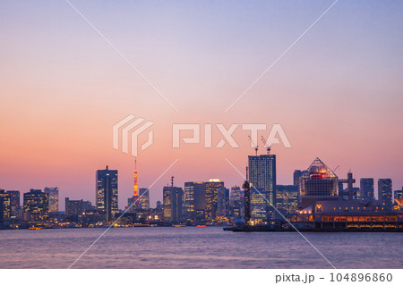 豊洲から見る東京ベイエリア夕景 104896860