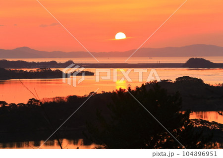 【宮城県】朝焼けの松島湾(日本三景) 【宮城県】朝焼けの松島湾(日本三景) 104896951