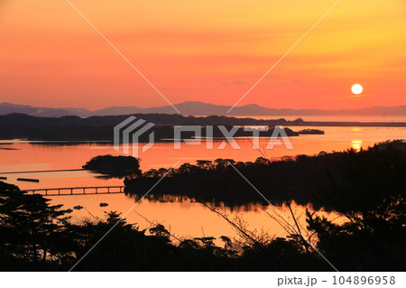 【宮城県】朝焼けの松島湾（日本三景） 104896958