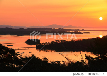 【宮城県】朝焼けの松島湾（日本三景） 104896963