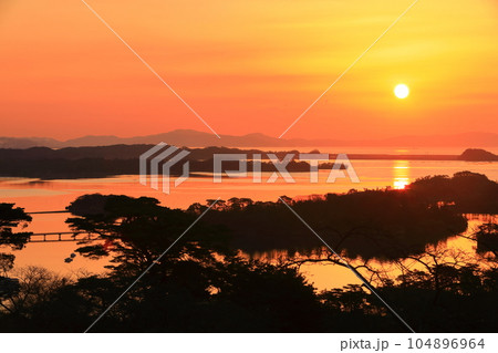 【宮城県】朝焼けの松島湾（日本三景） 104896964