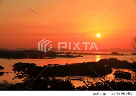 【宮城県】朝焼けの松島湾(日本三景) 【宮城県】朝焼けの松島湾(日本三景) 104896969