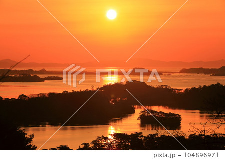【宮城県】朝焼けの松島湾(日本三景) 【宮城県】朝焼けの松島湾(日本三景) 104896971