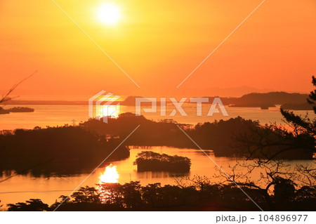 【宮城県】朝焼けの松島湾(日本三景) 【宮城県】朝焼けの松島湾(日本三景) 104896977