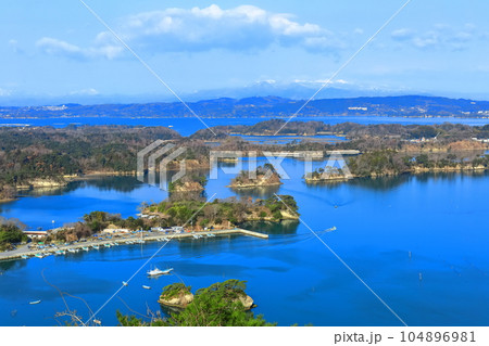 【宮城県】晴天の松島湾と蔵王連峰（日本三景） 104896981