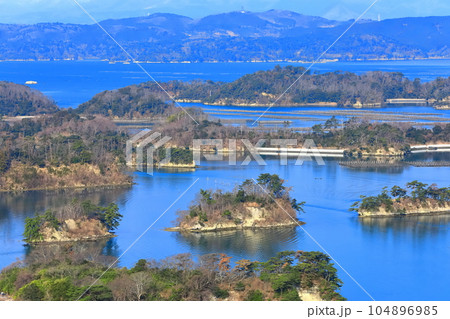 【宮城県】晴天の松島湾と蔵王連峰（日本三景） 104896985