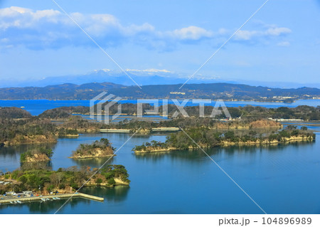 【宮城県】晴天の松島湾と蔵王連峰（日本三景） 104896989