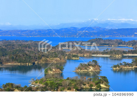 【宮城県】晴天の松島湾と蔵王連峰（日本三景） 104896990