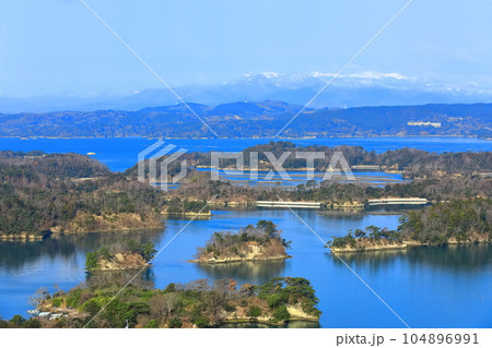 【宮城県】晴天の松島湾と蔵王連峰(日本三景) 【宮城県】晴天の松島湾と蔵王連峰(日本三景) 104896991