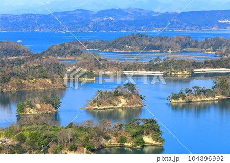 【宮城県】晴天の松島湾と蔵王連峰（日本三景） 104896992