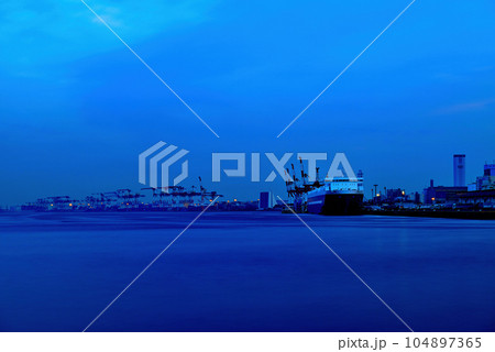 芝浦埠頭から見る品川埠頭の夜景  長秒露光 104897365