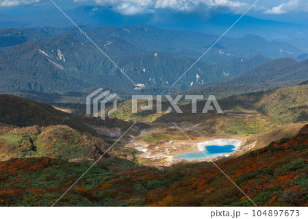 紅葉の栗駒山展望岩頭からのコバルトブルーに輝く昭和湖 紅葉の栗駒山展望岩頭からのコバルトブルーに輝く昭和湖 104897673