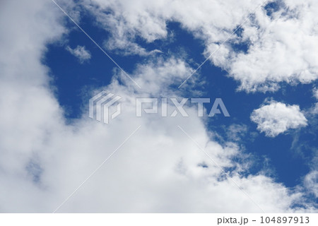 雲の多い青空 雲の多い青空 104897913