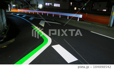 夜のアスファルト道路の風景(減速マーク、ガードレール、センターライン) 夜のアスファルト道路の風景(減速マーク、ガードレール、センターライン) 104898542